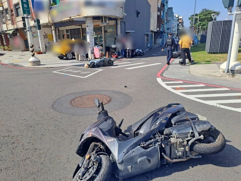 高雄7旬翁疑操作不當開車撞停等紅燈5機車