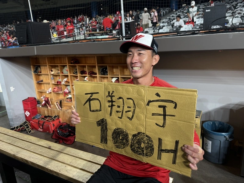 石翔宇逼近百安隊友更興奮　劉俊緯手繪看板預備