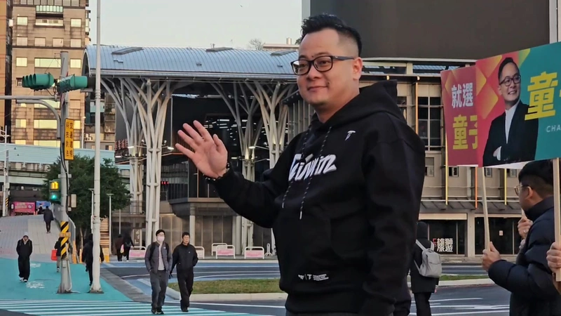 童子瑋開啟市長選戰　站路口向市民揮手問安
