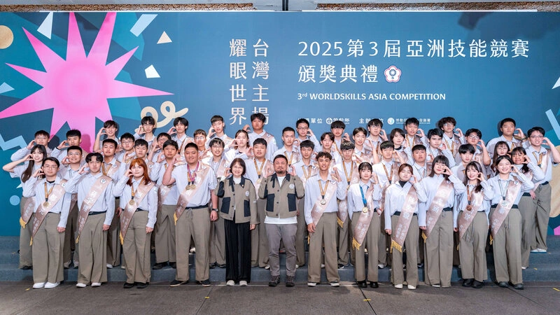 勞動部表揚亞洲技能競賽國手　洪申翰出席合影