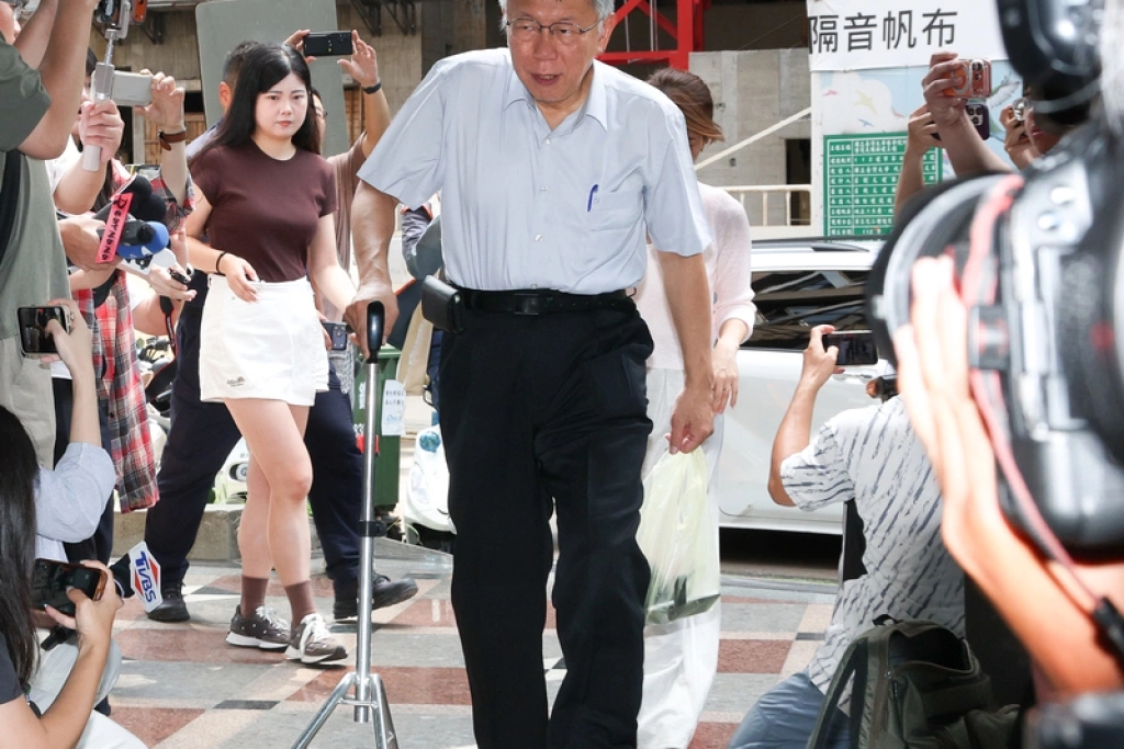 柯文哲更換電子手鐶　嘲諷展示刑具