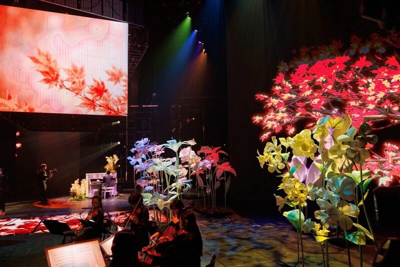 文總WE ARE舞台巧思　巨型花藝紙雕呈現四季