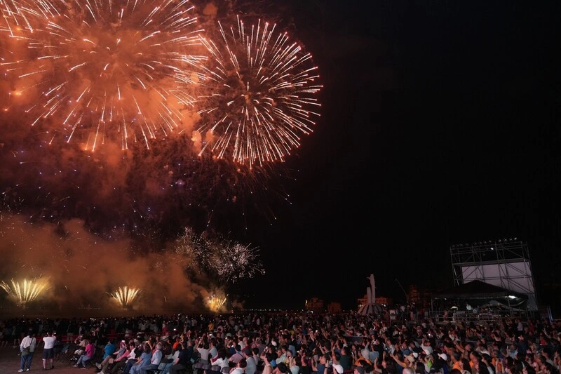 澎湖海上花火節試放10分鐘　逾5000民眾搶頭香