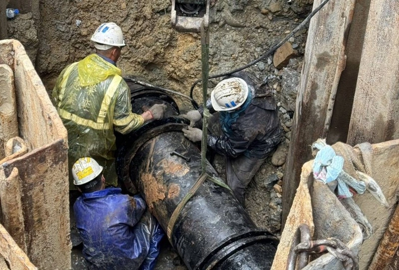 新北新莊挖破自來水管搶修中　中午前恢復供水