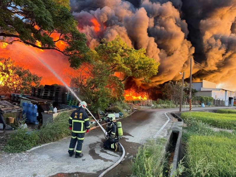 桃園中壢鐵皮工廠火警 全面燃燒無人傷亡