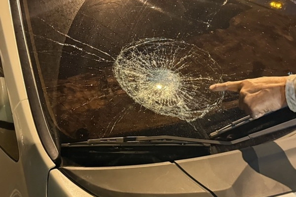 國道擦撞事故　男子失控拿榔頭追人砸車