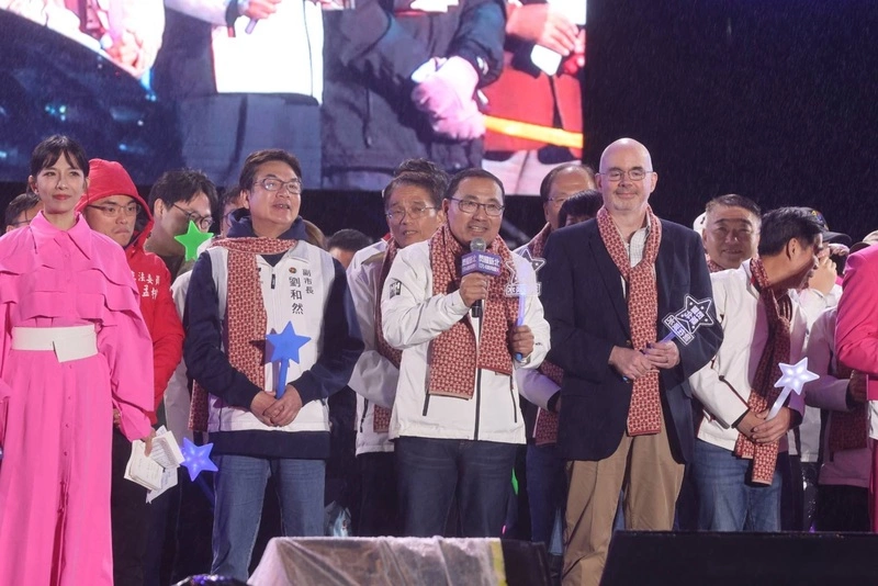 侯友宜出席主持「閃耀新北1314跨河煙火」