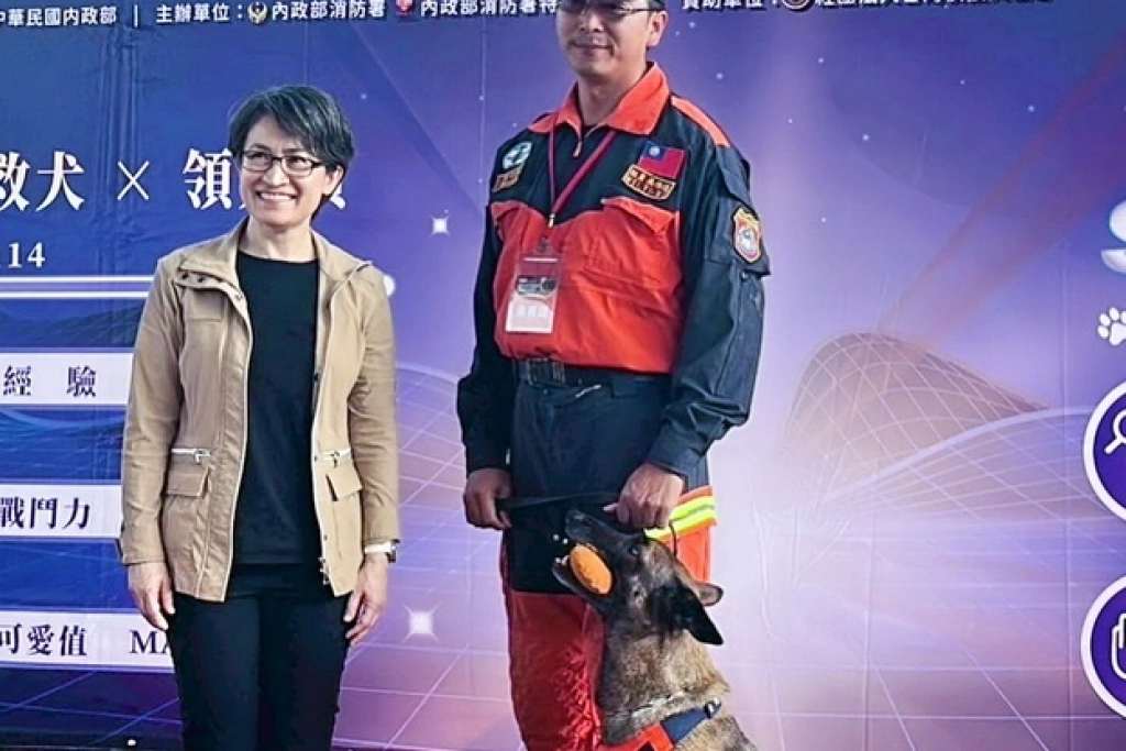 世界盃第5名立功　新北搜救犬Aqua授階分隊長（2）