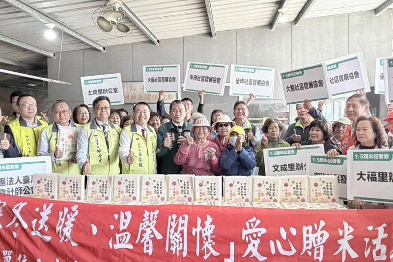 王定宇媒合會計師公會贈米助老人共餐