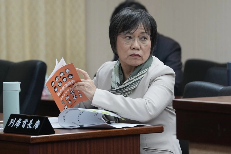 劉世芳列席立院翻小橘書