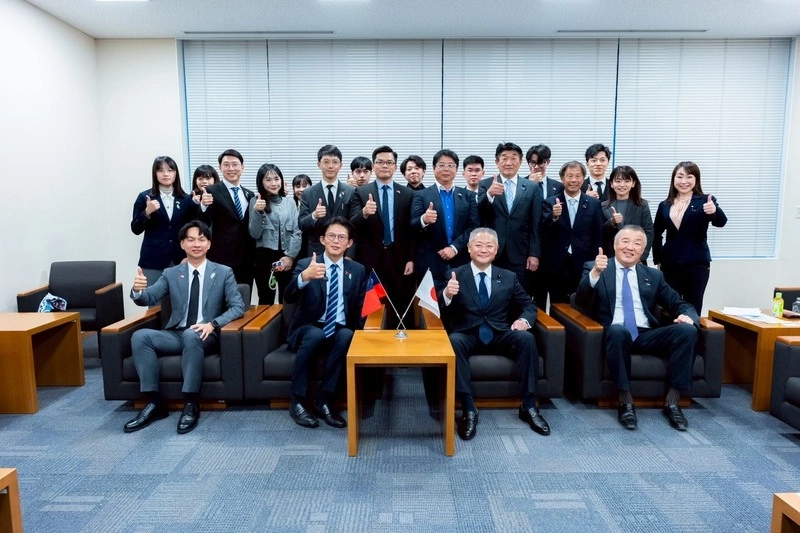 黃國昌訪日拜會維新會請益聯合政府