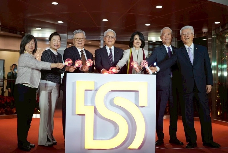 台新新光金控舉行合併後第1次耶誕點燈活動