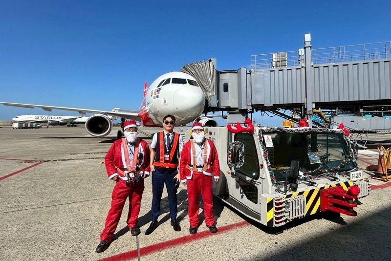 桃園航勤應景裝扮耶誕老人　傳遞節日祝福