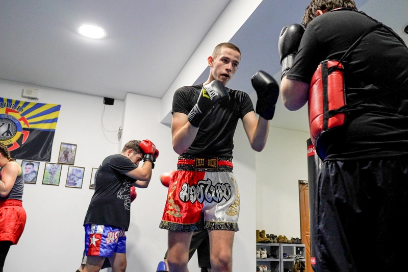 前線17公里的拳館　烏東少年在戰火鍛鍊韌性