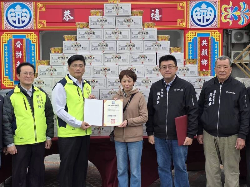 馬公城隍廟贈泡麵龜　澎湖實物銀行將助弱勢