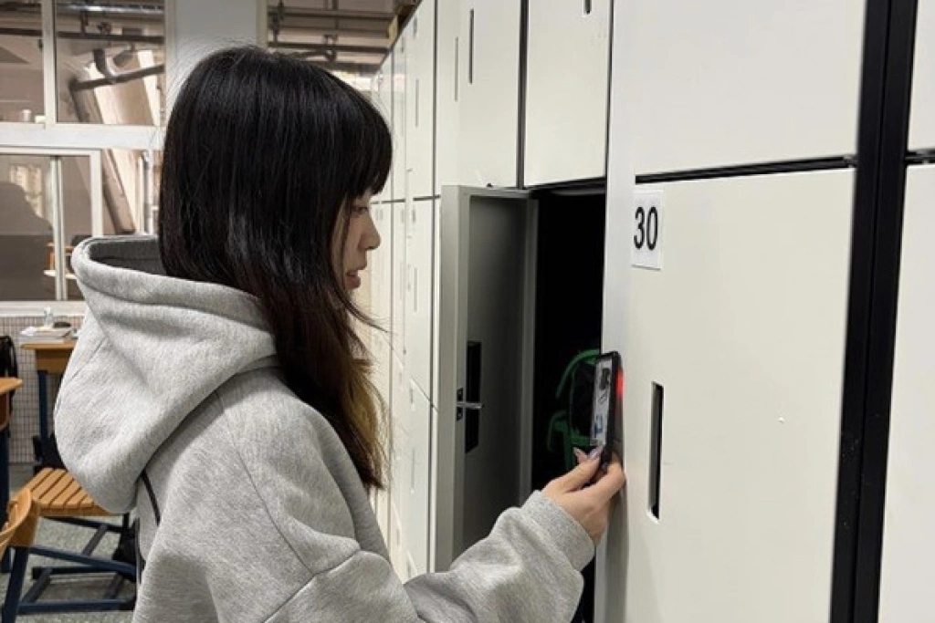 內湖高工設智慧感應收納櫃　助學生書包減重