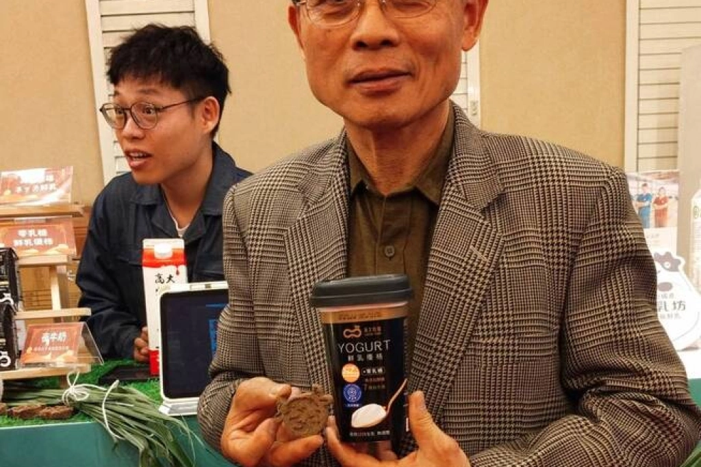 酪農創新永續  牛糞利用蚯蚓脫臭製成天然蚊香