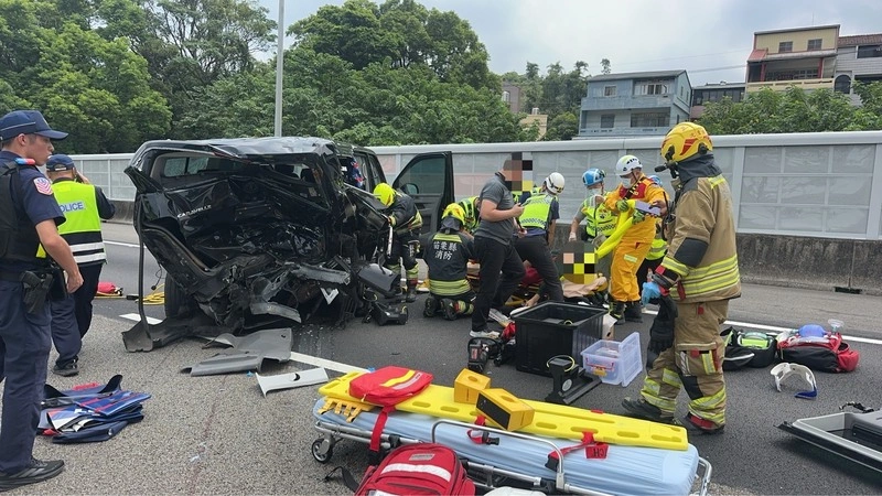 國1北上三義段3車追撞　4傷送醫3命危