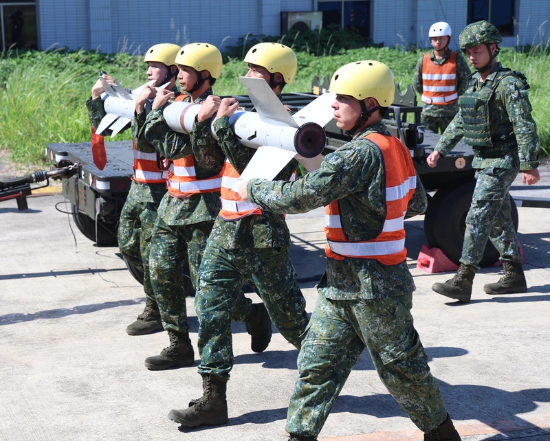 漢光演習第3天　新竹基地演練跑道搶修、幻象緊急起飛