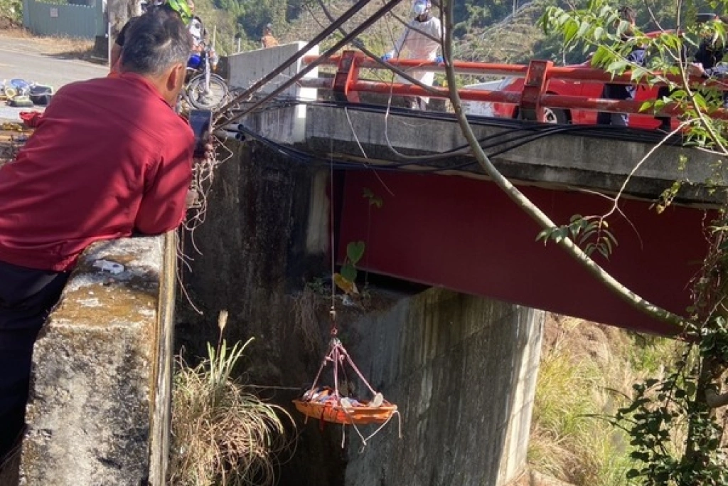 台中老翁騎車自撞護欄　摔落橋下不治