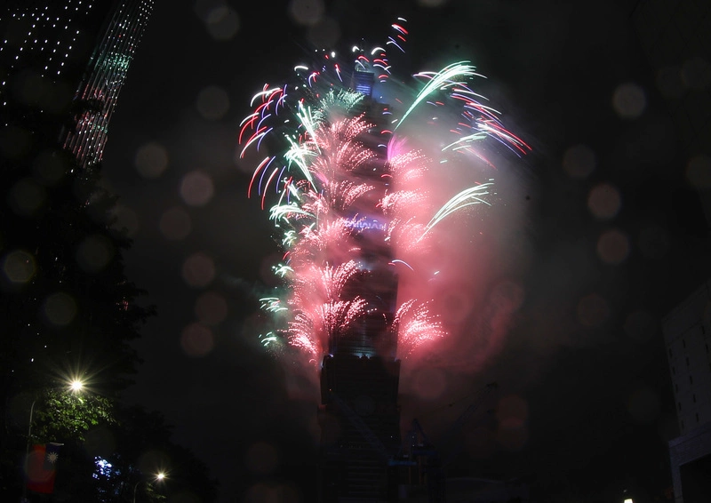 台北101跨年煙火風雨中登場