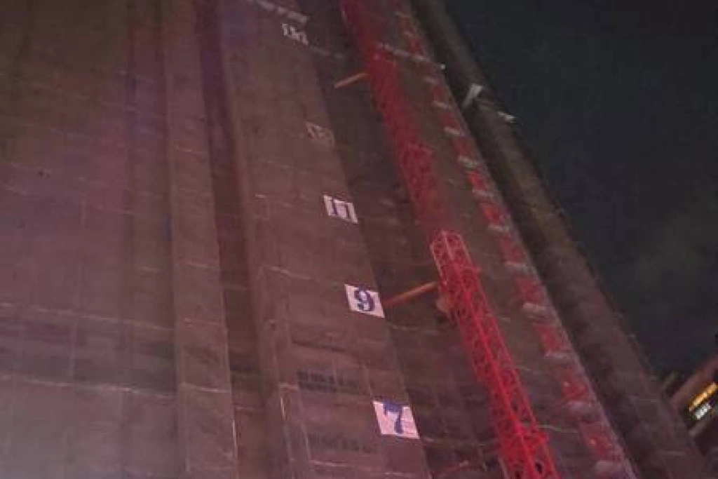 高雄高樓工地火警　消防員爬26樓布水線滅火