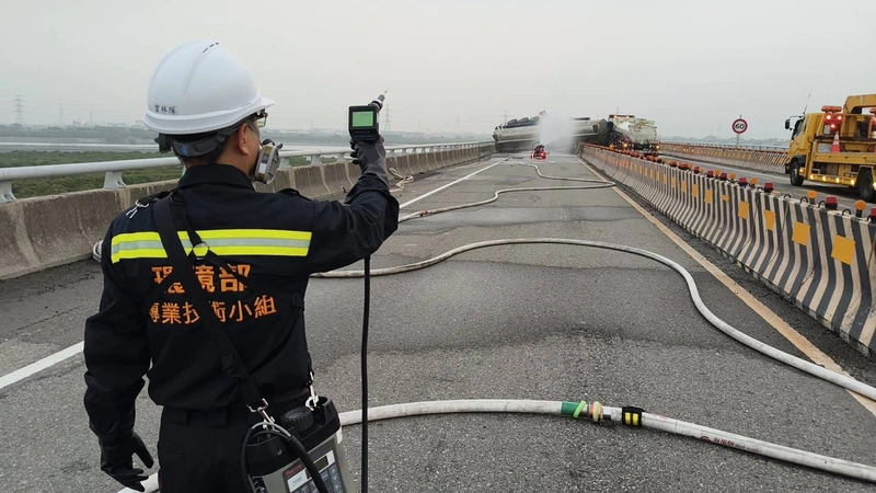 台61中彰大橋段追撞事故占全車道　估下午3時搶通