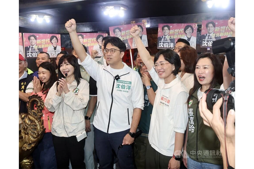 白夾克細節成亮點！馮賢賢大讚沈伯洋「微捲髮CEO風」：21世紀首都市長的美學終於出現了