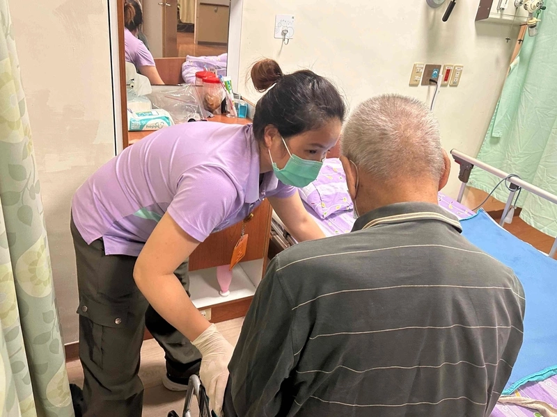 耐心勤奮　越南籍胡氏鶯從移工到中階照服員