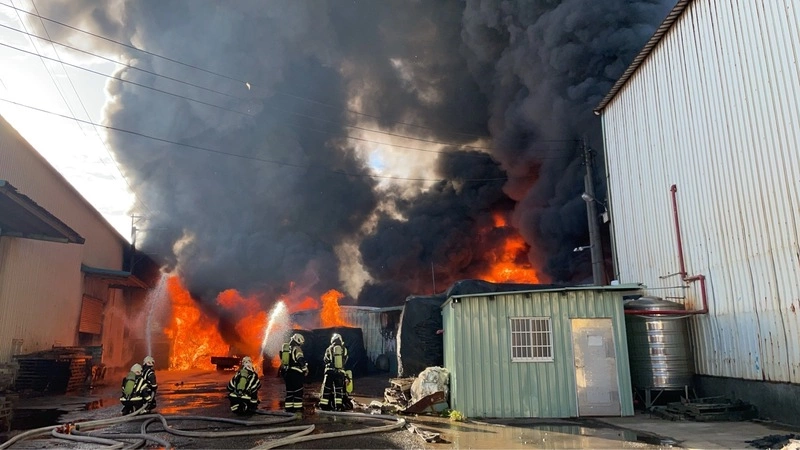 桃園蘆竹工廠大火濃煙竄天　市府提醒關窗少外出