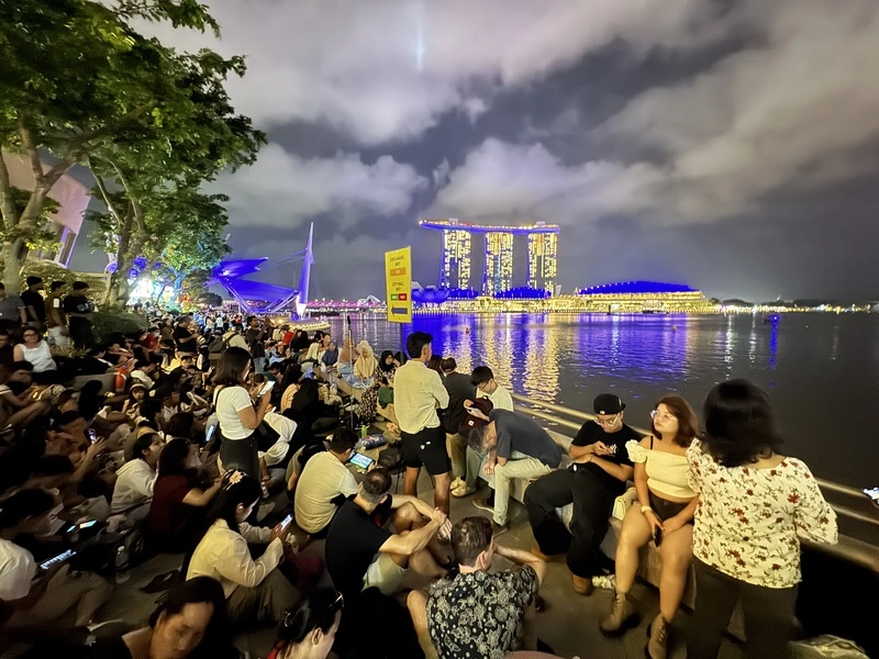 新加坡濱海灣煙火秀 遊客卡位搶拍美照