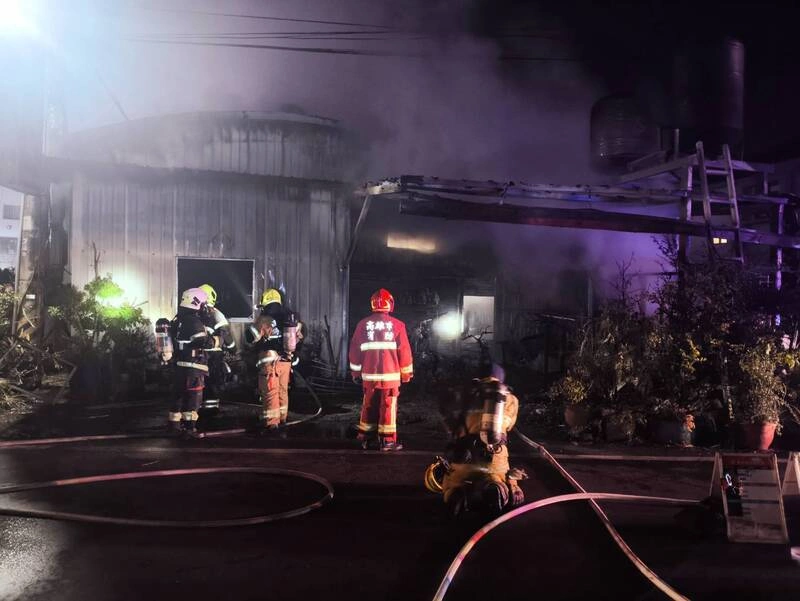 高雄大樹區廠房凌晨起火　消防人員搜救發現1死