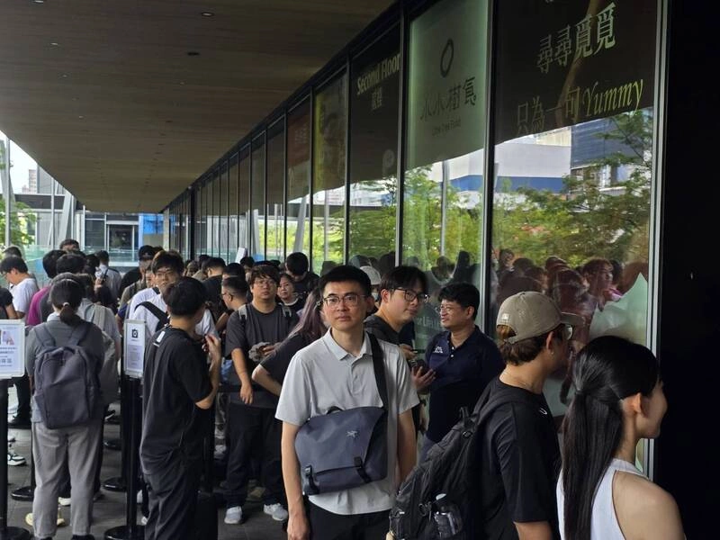 三星摺疊機預購旺　陳啓蒙：記憶體強漲低階機更難扛