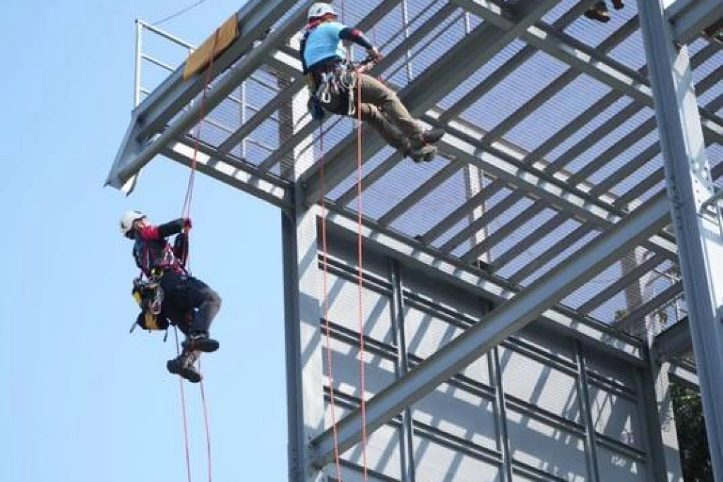 屏縣辦繩索救援國際邀請賽　消防人員示範