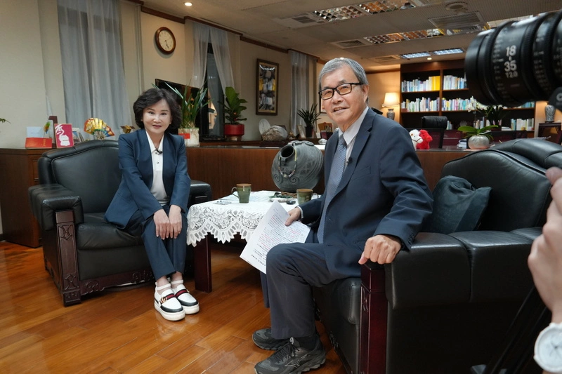 鄭英耀談AI　學生應「主動覓食」而非被動等人教