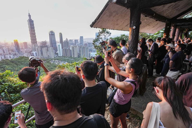 強颱巴威持續近台未減弱　10日清晨發布陸警