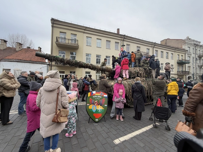 立陶宛慶祝軍隊日　民眾近距離參觀戰車