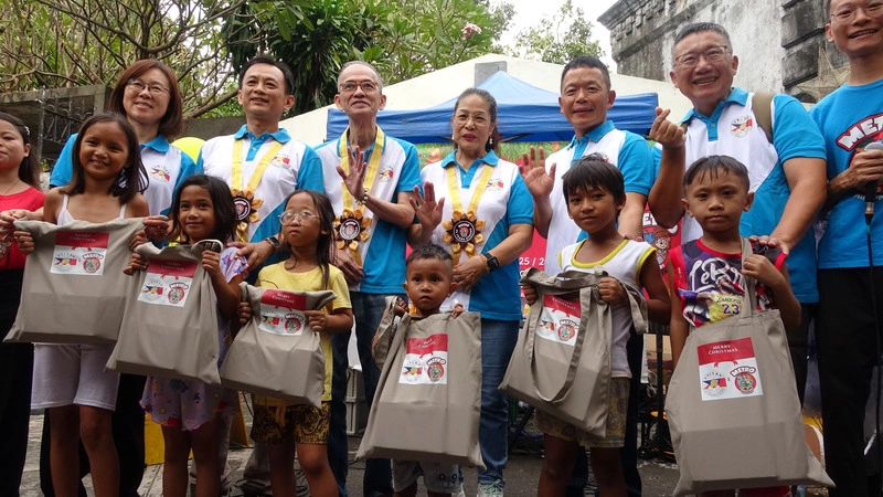菲律賓台灣工商總會　耶誕賑濟貧童