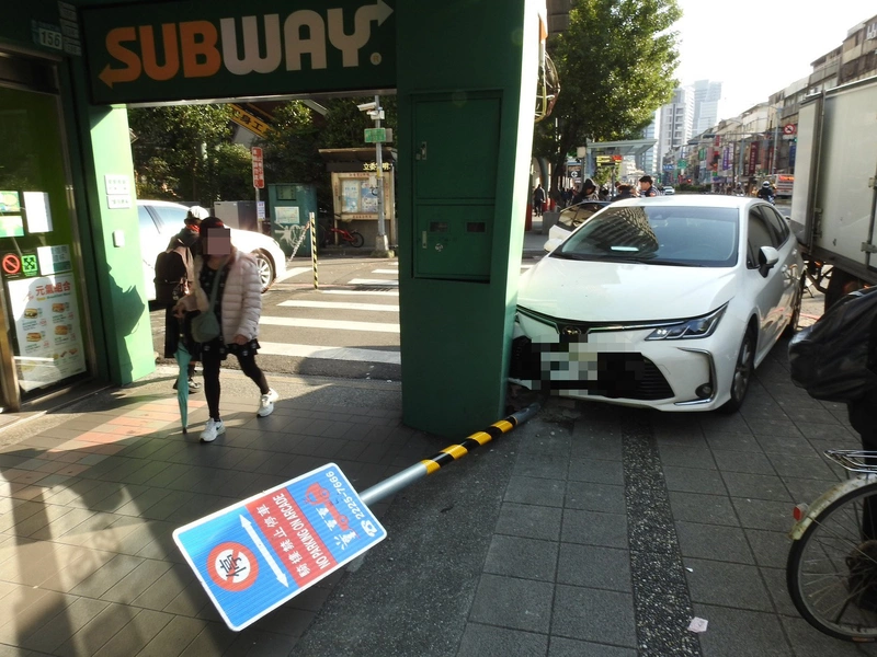 男面交現金驚覺遭詐　與車手扭打釀自撞