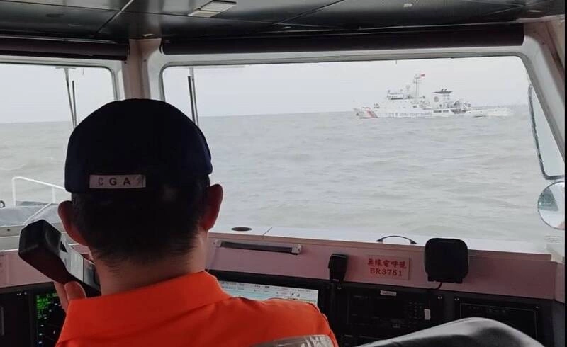 中國海警船襲擾　海巡巡防艇併航監控