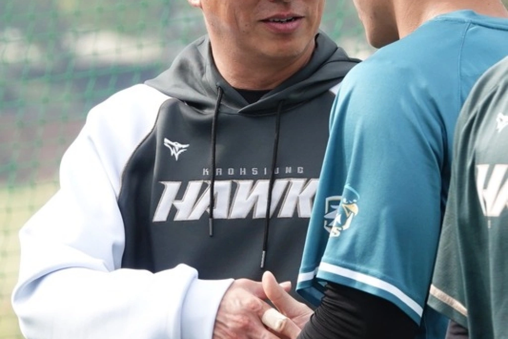 台鋼雄鷹隊客座教練平石洋介與球員交流