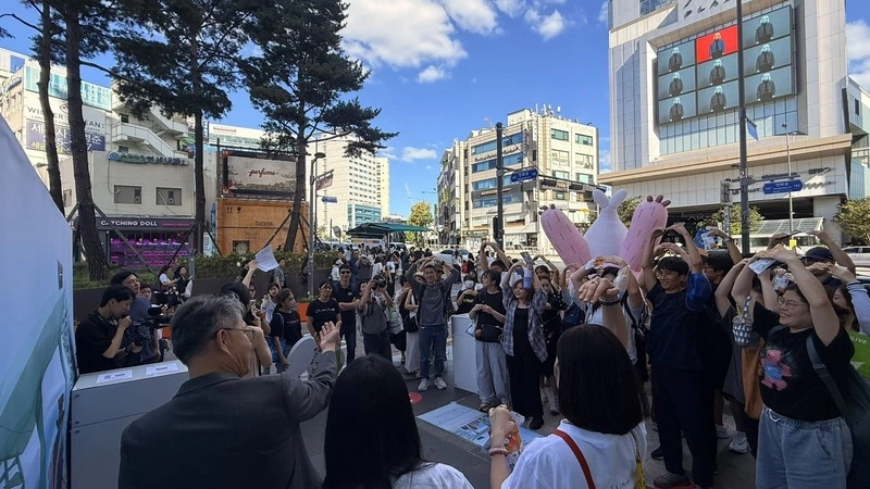 屏東赴首爾弘大觀光快閃南國療癒魅力　3米高「阿和」吸睛