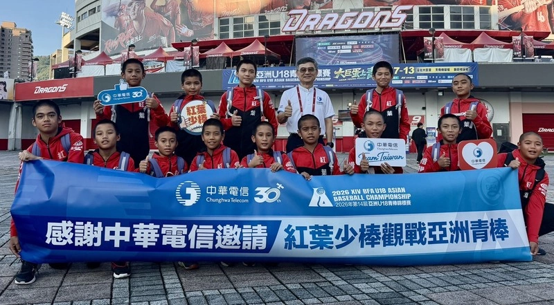 紅葉少棒進場看U18亞青台韓戰　獲客製化冠軍紀念球員卡