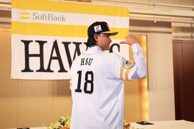 徐若熙加盟軟銀鷹大日子　味全龍獻上祝福