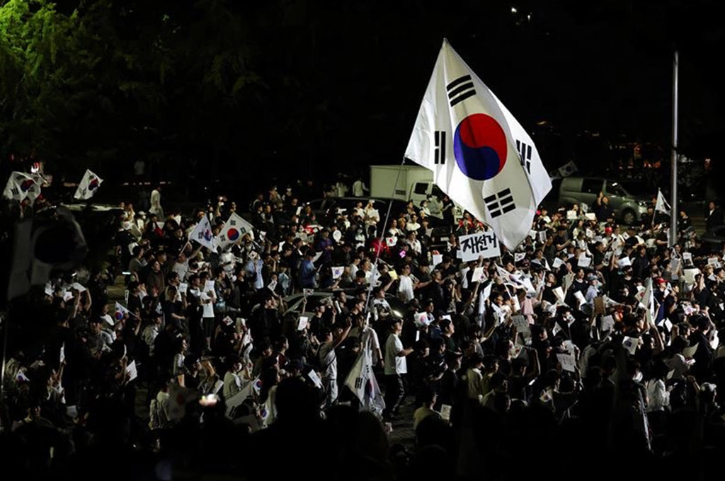 《放. 新聞／世界要聞》投票所選票竟發完？數萬韓國民眾怒吼重選　首爾街頭再現大規模抗議
