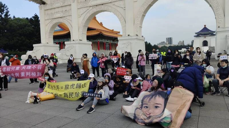 護兒少、反廢死大遊行　參與者中正紀念堂靜坐