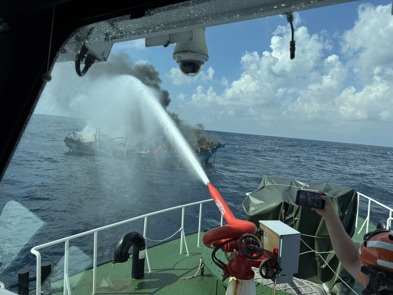 彭佳嶼外海失火海巡馳援　5船員獲救漁船沉沒
