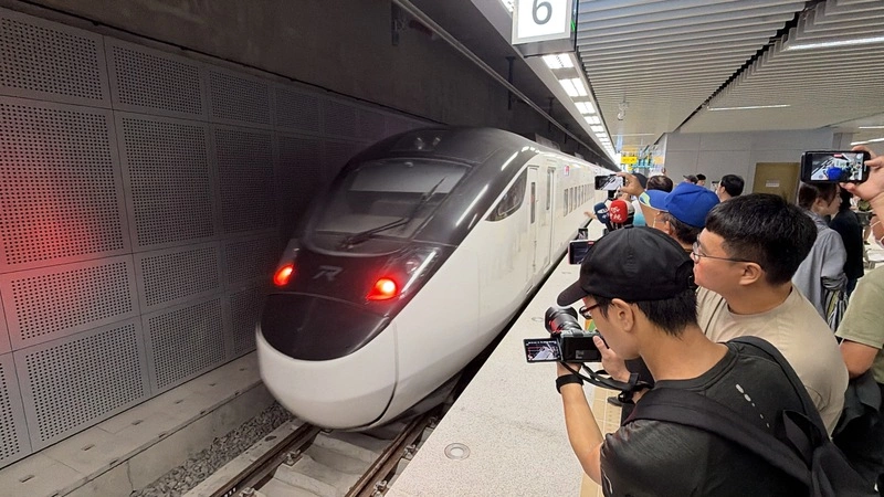 台南鐵路地下化自強號列車首發　迎來交通新篇章