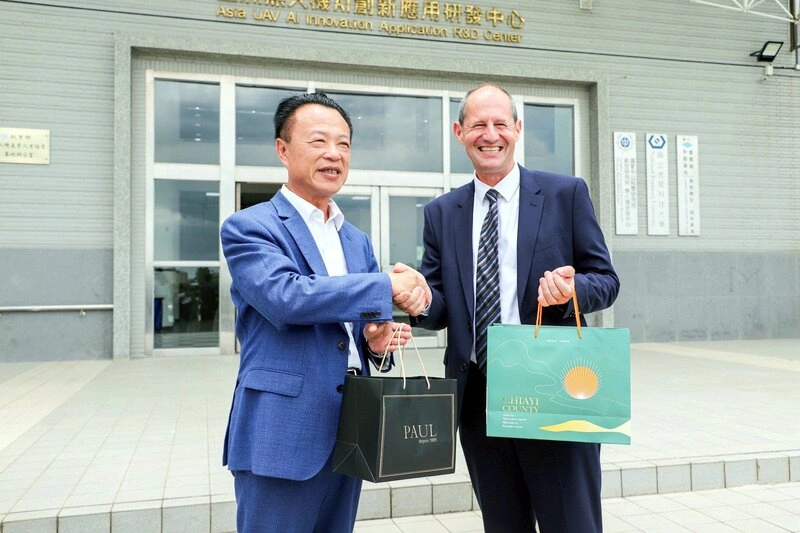 歐盟處長拜會翁章梁　實地了解無人機產業成果