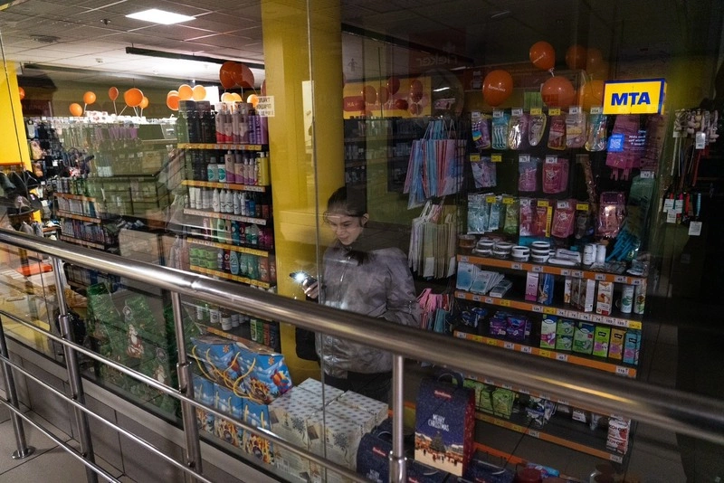 俄持續空襲能源設施  烏克蘭商店內須用手機照明